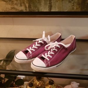 Womens low profile Converse size 9.5